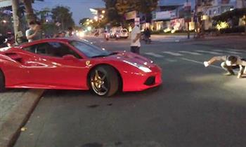 Siêu xe Ferrari vất vả lùi chuồng tại Đà Nẵng
